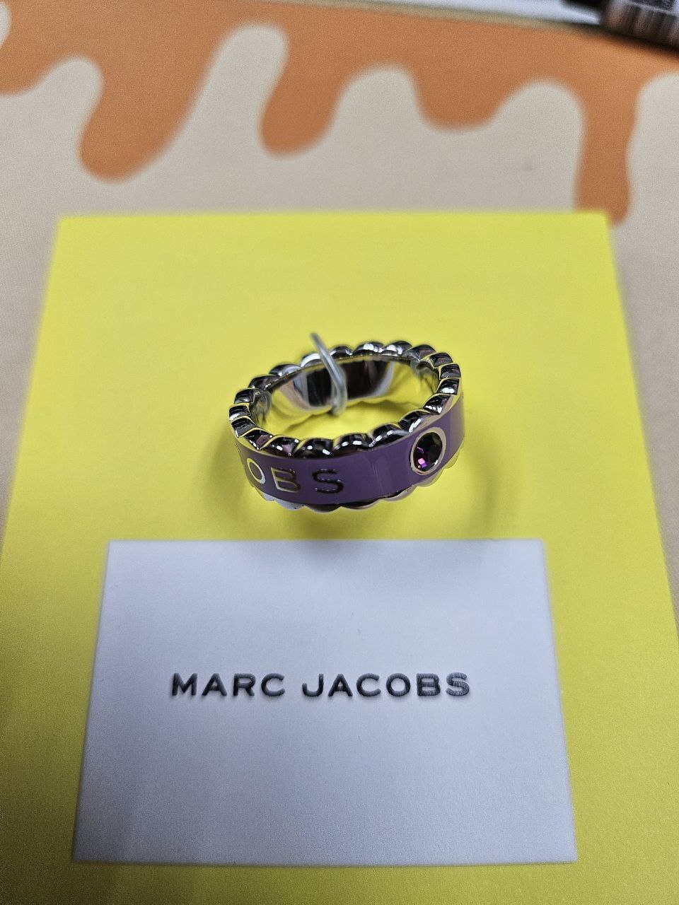 [S] MARC JACOBS REGAL ORCHID/SILVER MEDALLION SCALLOP RING, J402MT3RE21-518 (SMJ576)