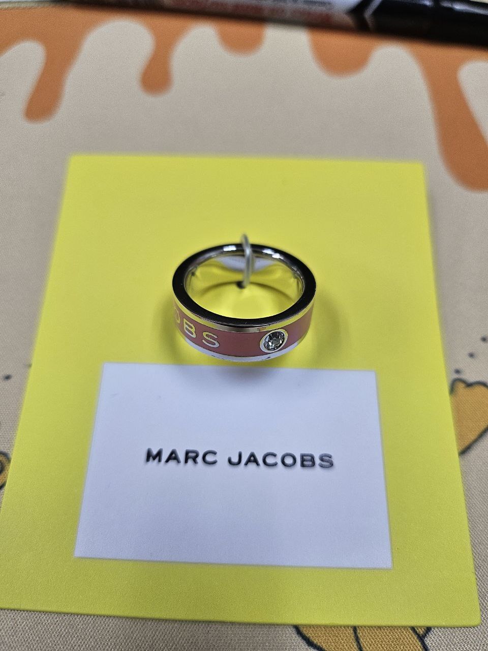 [S] MARC JACOBS QUARTZ PINK/SILVER MEDALLION RING, J401MT3RE21-672 (SMJ577)