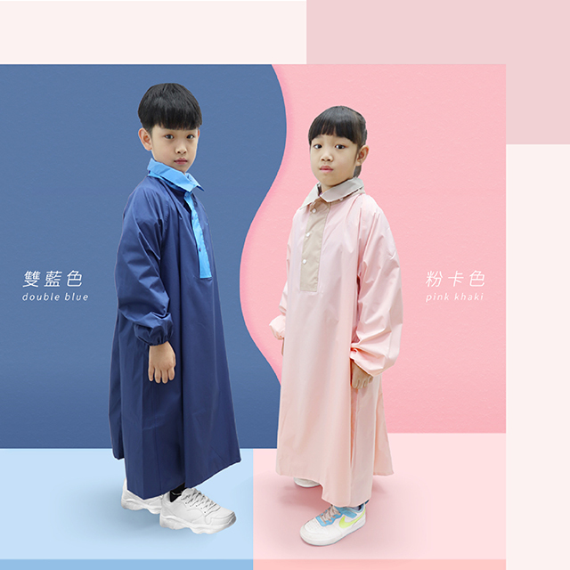 兩個兒童分別穿著藍色及粉色時尚羽衣