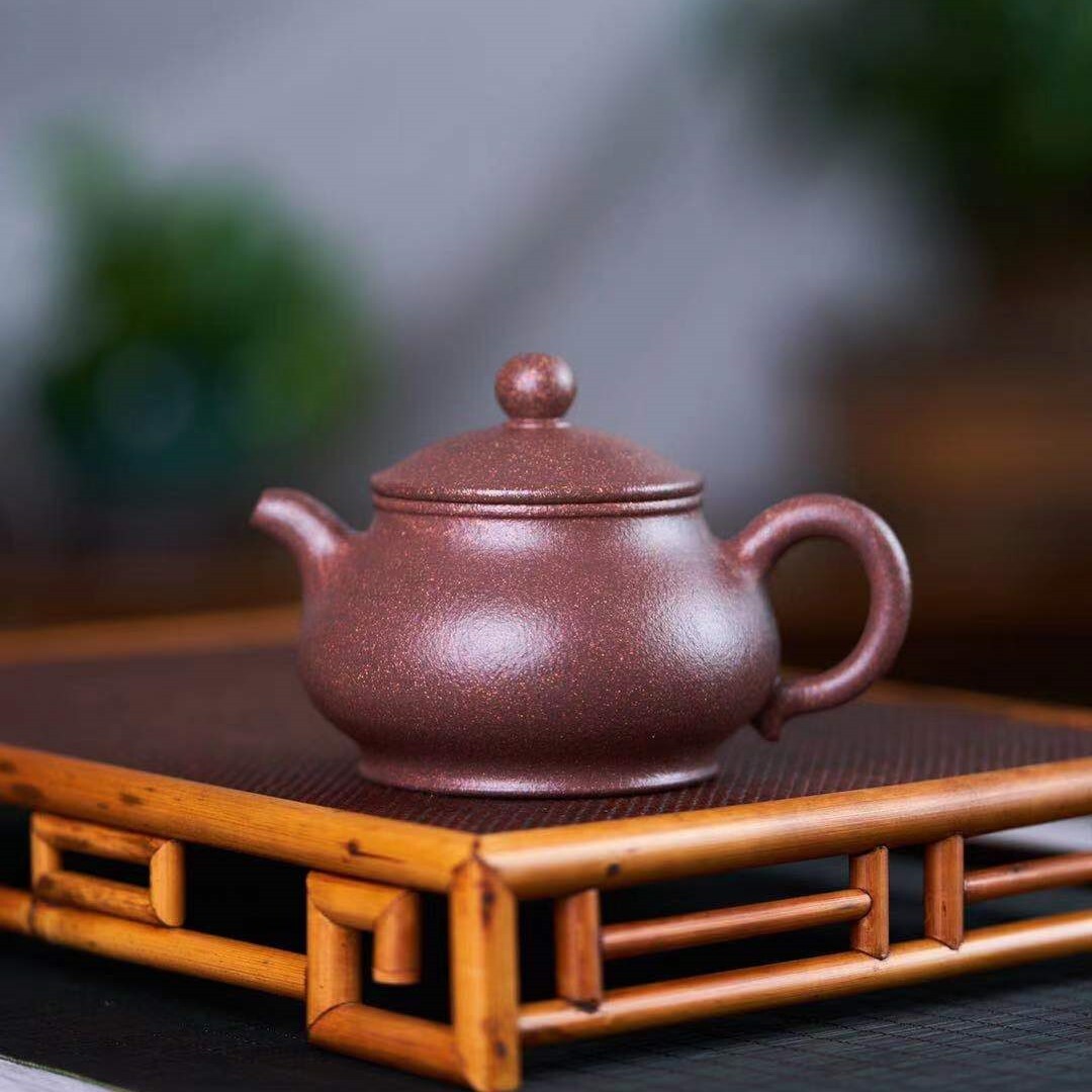 【華穎】 -- 壺流彎而短，壺蓋盎然作乳狀，腹圓，造工非常講究。