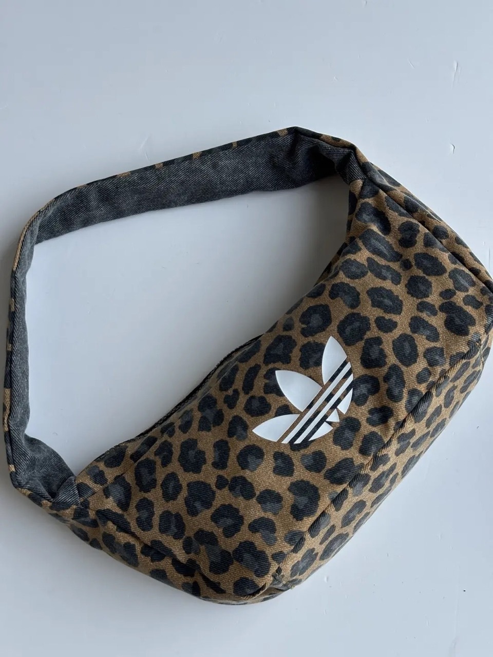 ADIDAS ORIGINALS LEOPARD 餃子包 單肩包 腋下包 豹紋 卡其黑 斑點 帆布 三葉草 JX3198 / 預購