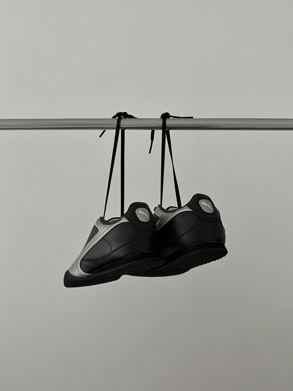 PUMA BELLA V2 LEATHER 液態黑銀 灰銀 復古 德訓鞋 薄底鞋 男女鞋 404043-01 / 預購