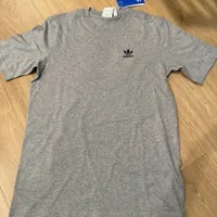 [S] ADIDAS MEDIUM GREY HEATHER MEN'S TREFOIL ESSENTIAL TEE, JC9988-MEDIUM GREY HEATHER (SAD266)