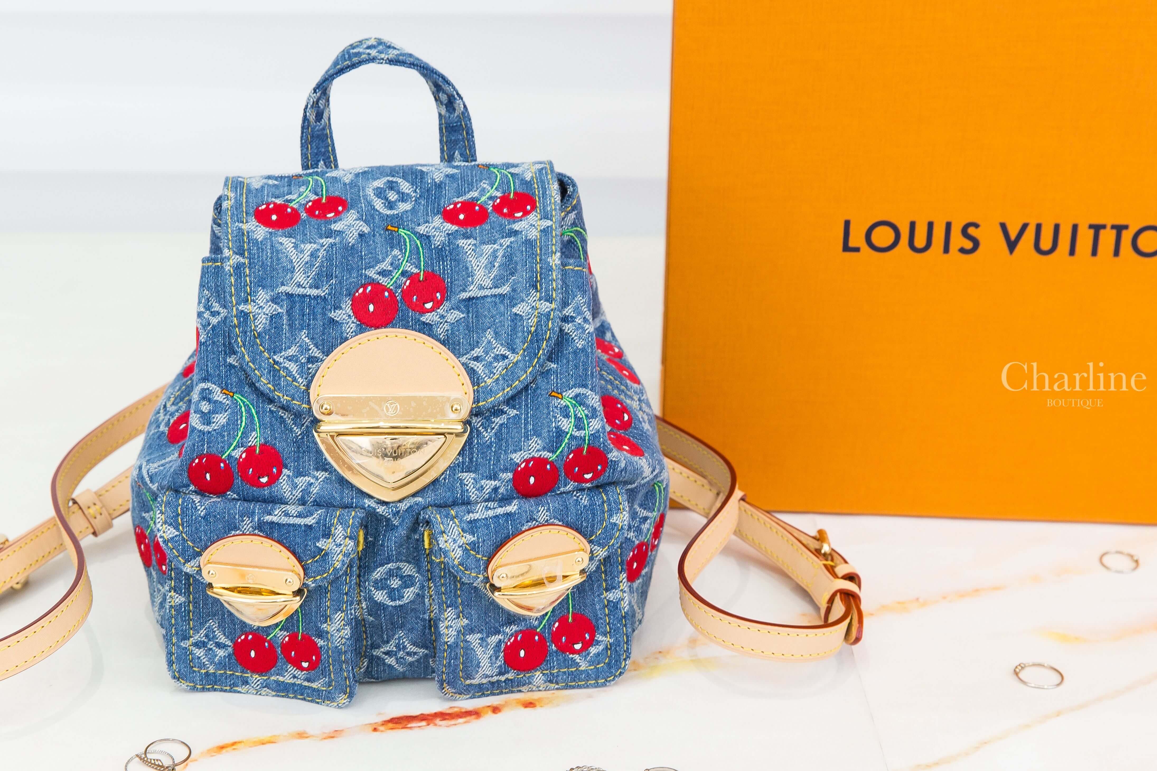 Louis Vuitton LV x TM Venice NM Backpack 聯名款丹寧藍滿版白色老花紅色微笑櫻桃牛仔布金釦手提後背包