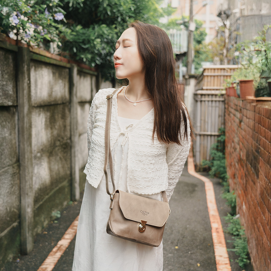 栗扣真皮郵差斜背包-兩色(5495)