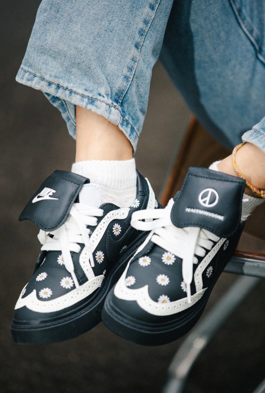 <演唱會散場,GD卻存在我們心中🌼> 【訂製鞋款】PEACEMINUSONE x Nike Kwondo1 權志龍4.0 牛津 花雕鞋 小雛菊 黑白 權志龍 GD DH2482-101（Team1050-向陽）
