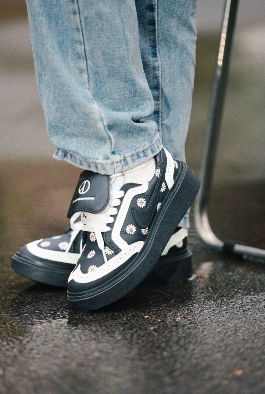 <演唱會散場,GD卻存在我們心中🌼> 【訂製鞋款】PEACEMINUSONE x Nike Kwondo1 權志龍4.0 牛津 花雕鞋 小雛菊 黑白 權志龍 GD DH2482-101（Team1050-向陽）