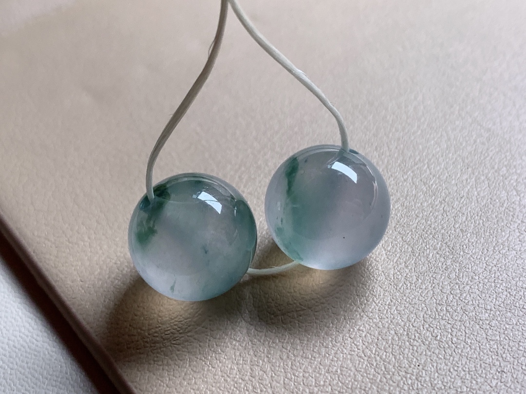 71238 翡翠玻璃種飄彩珠子一對 (13.8mm直徑)