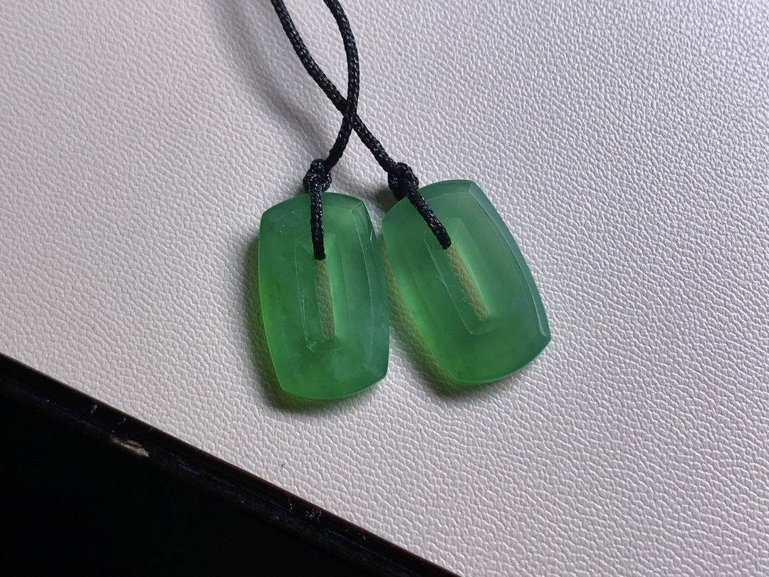 71239 翡翠高冰冰綠方扣一對