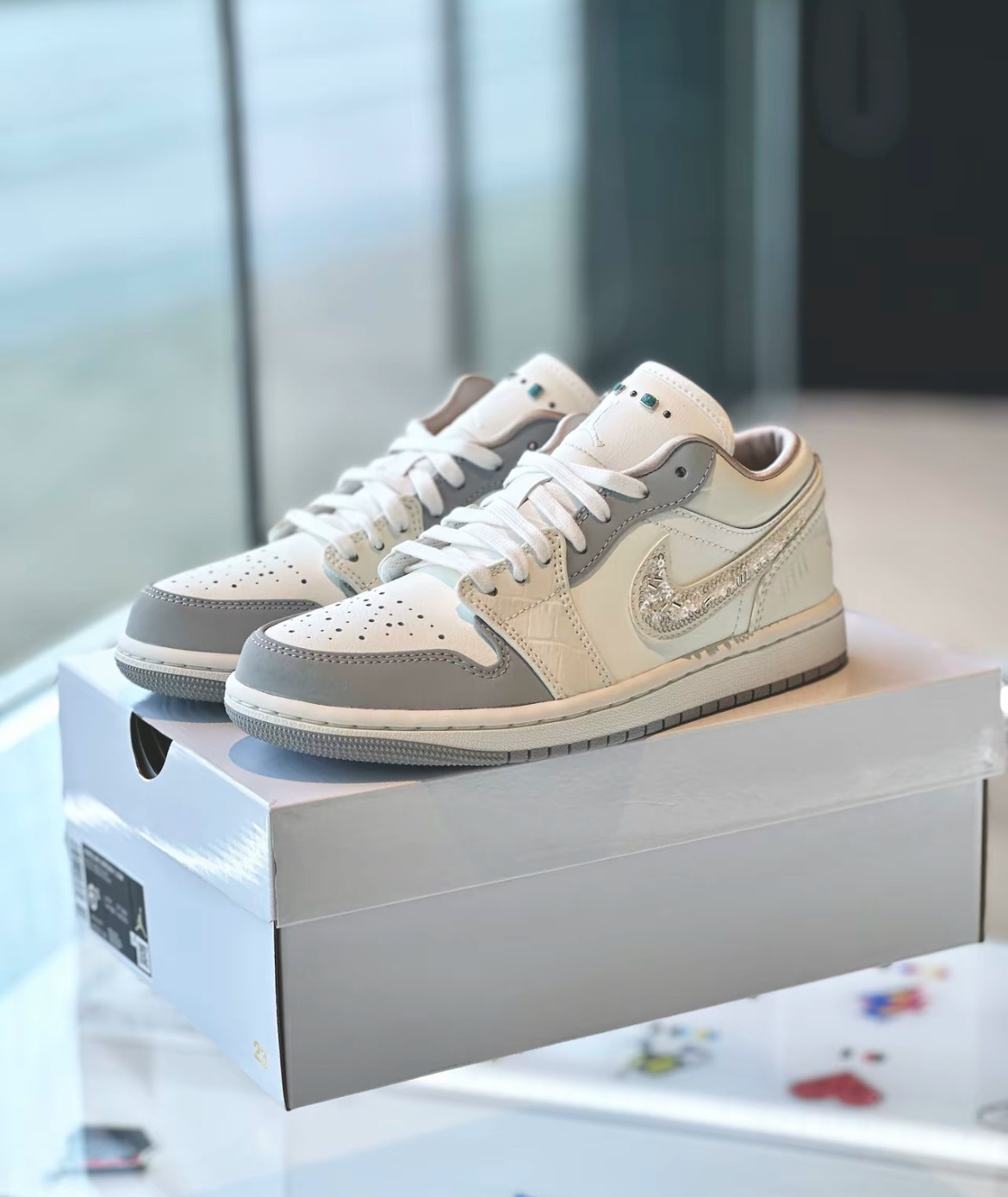 女鞋 NIKE W AIR JORDAN 1 LOW 奶油白灰 亮片 綠松石 皮革 休閒鞋【IH7323-100】AJ1