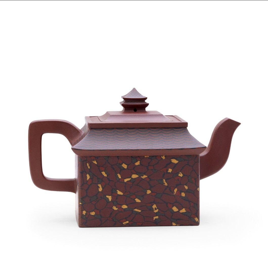 【亭台樓閣】-- 以古建築爲藍本，瓦楞與壘石紋相結合，此絞泥表現技法，已近乎極致。