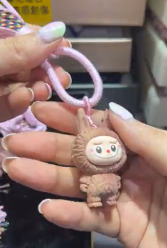 250721 - D2 小魔怪公仔血柏木掛件1個