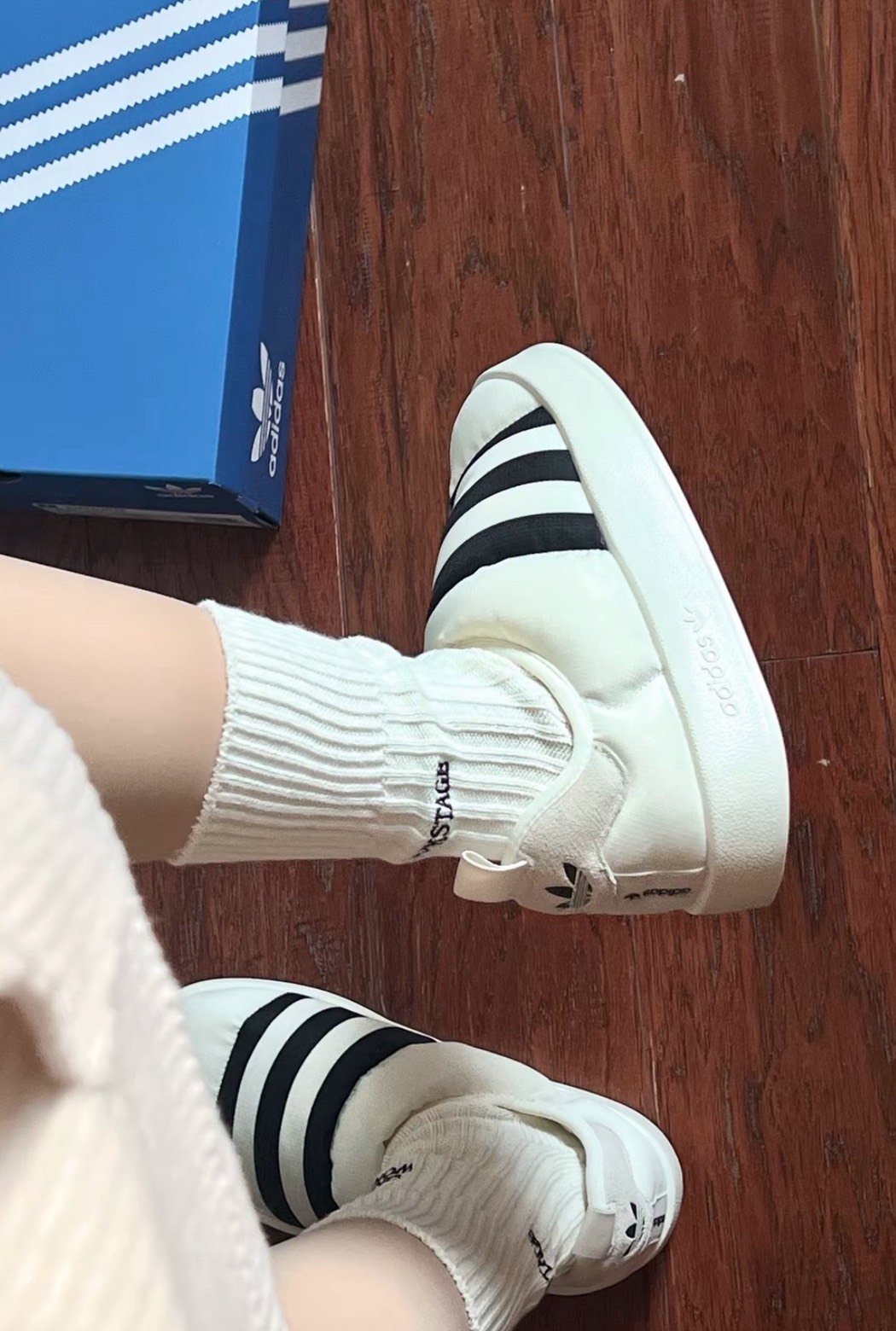 【零碼特價】Adidas Originals Puffylette 男款保暖懶人鞋 白黑配色 GY1593