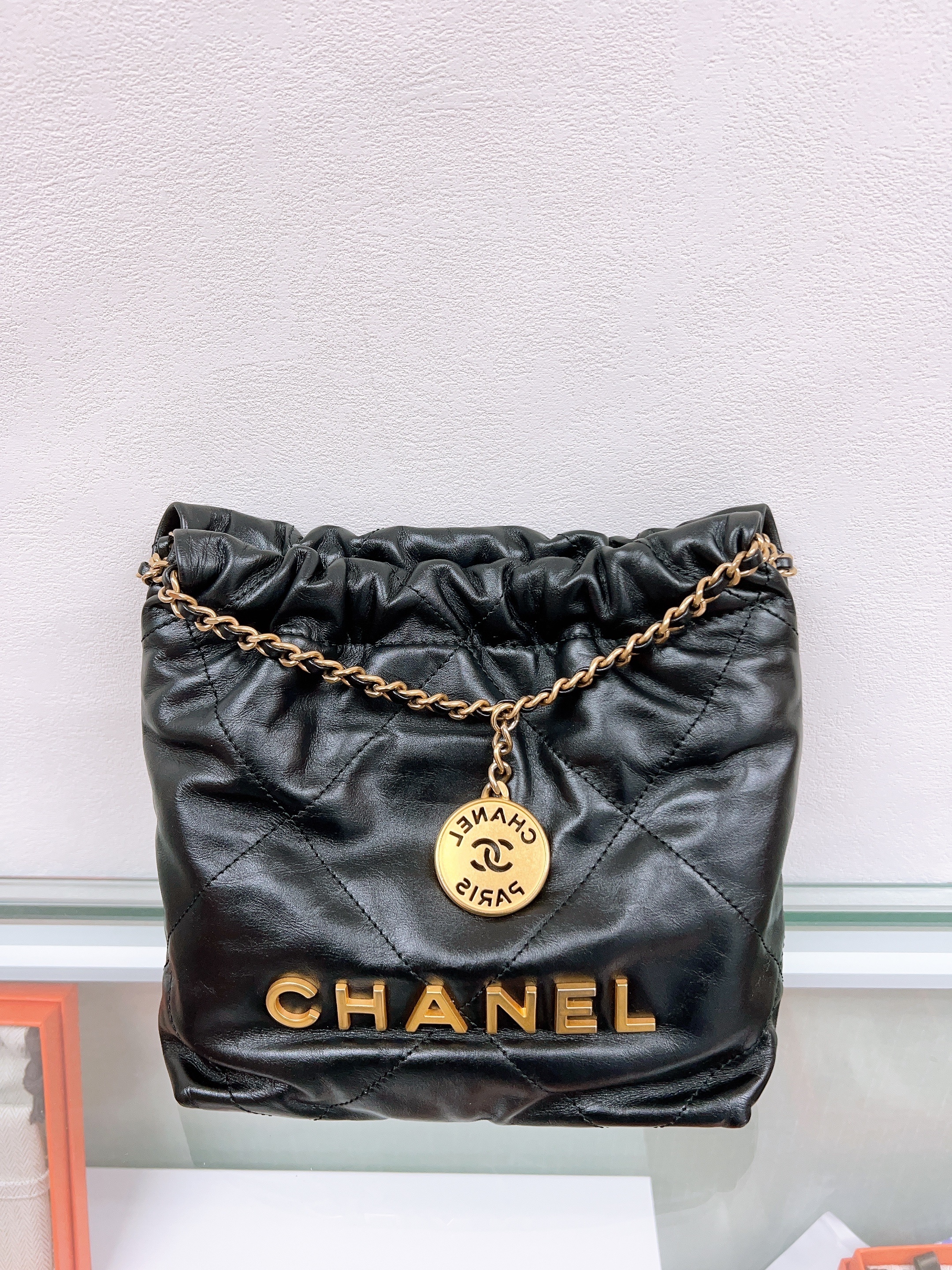 Chanel 22 mini (black GHW)