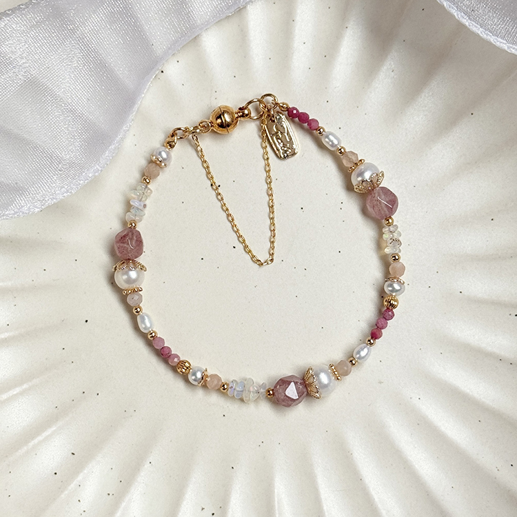 生日花 • 捌月拾陸 • 孤挺花 – 珍珠草莓晶 – 手環