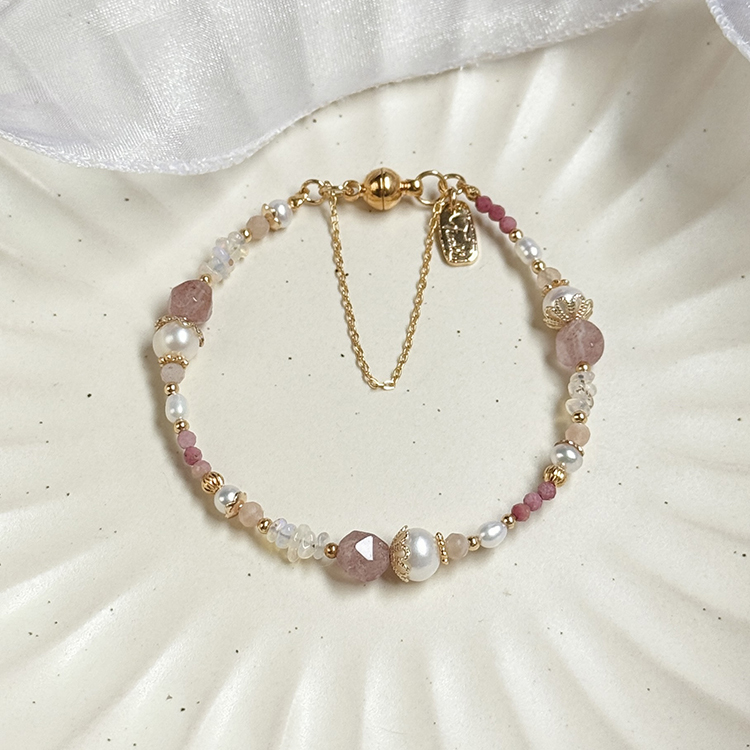 生日花 • 捌月拾陸 • 孤挺花 – 珍珠草莓晶 – 手環