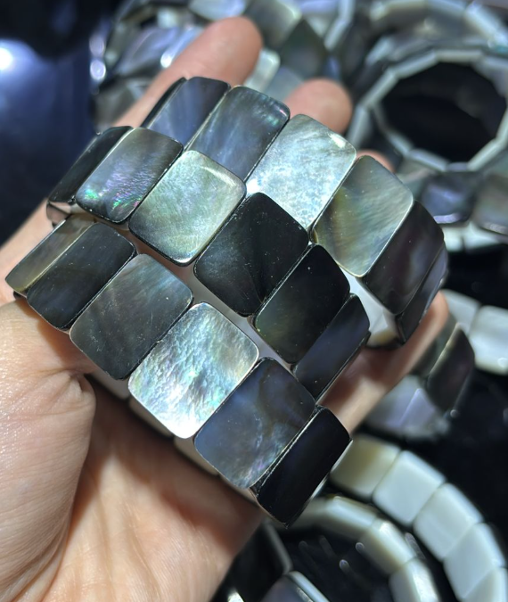 250823 - C56 頂級黑貝母手排