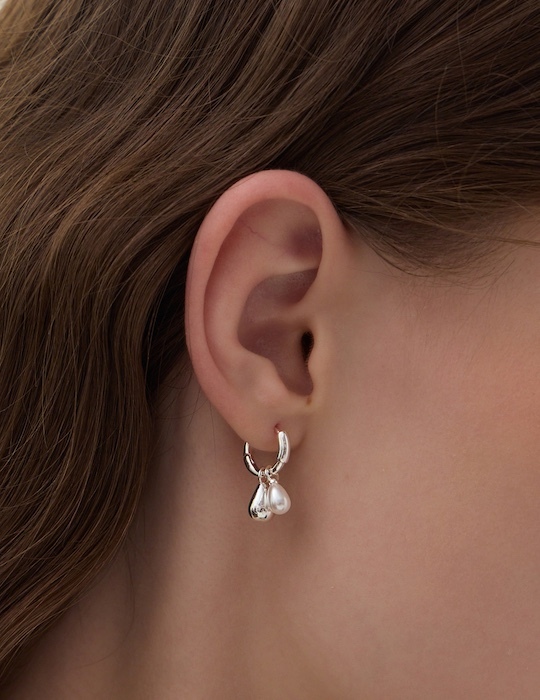 垂墜銀珍珠。銀針耳環