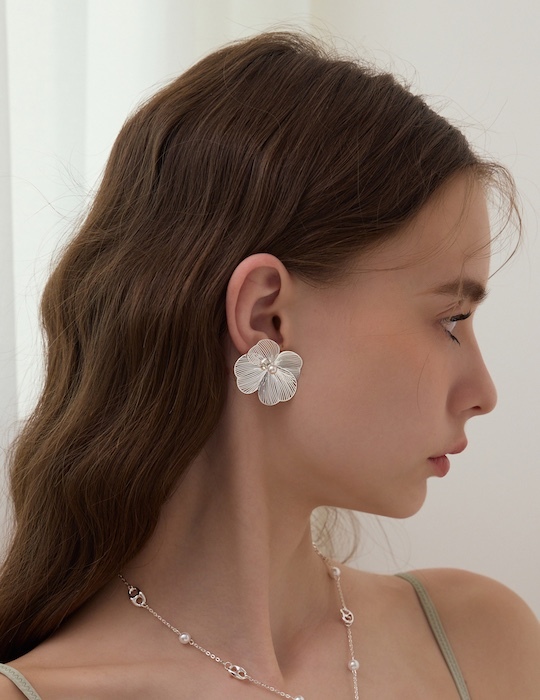 淡雅銀花珍珠。夾式耳環