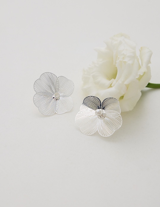 淡雅銀花珍珠。夾式耳環