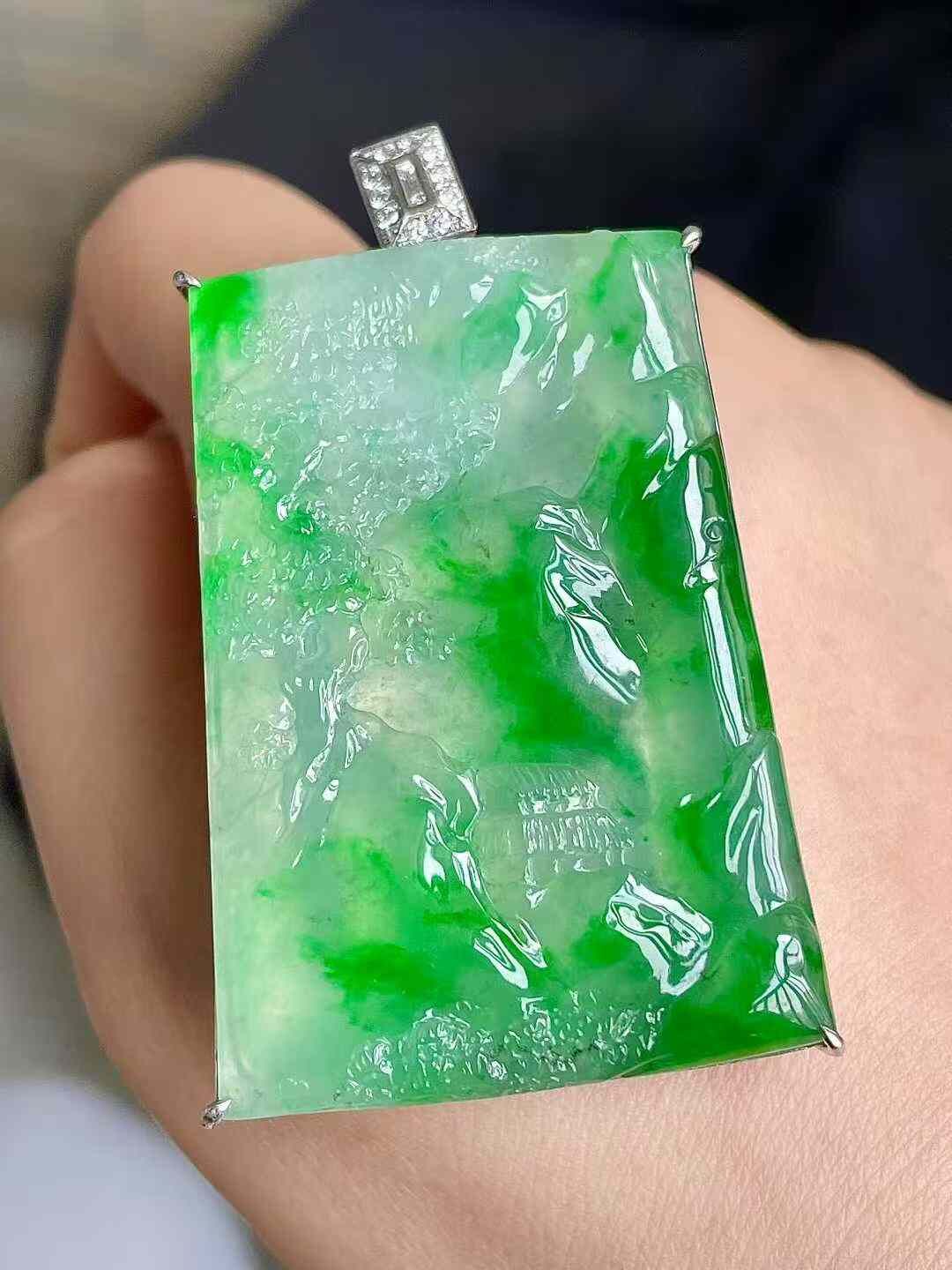 7125519 翡翠冰種陽綠山水牌吊墜