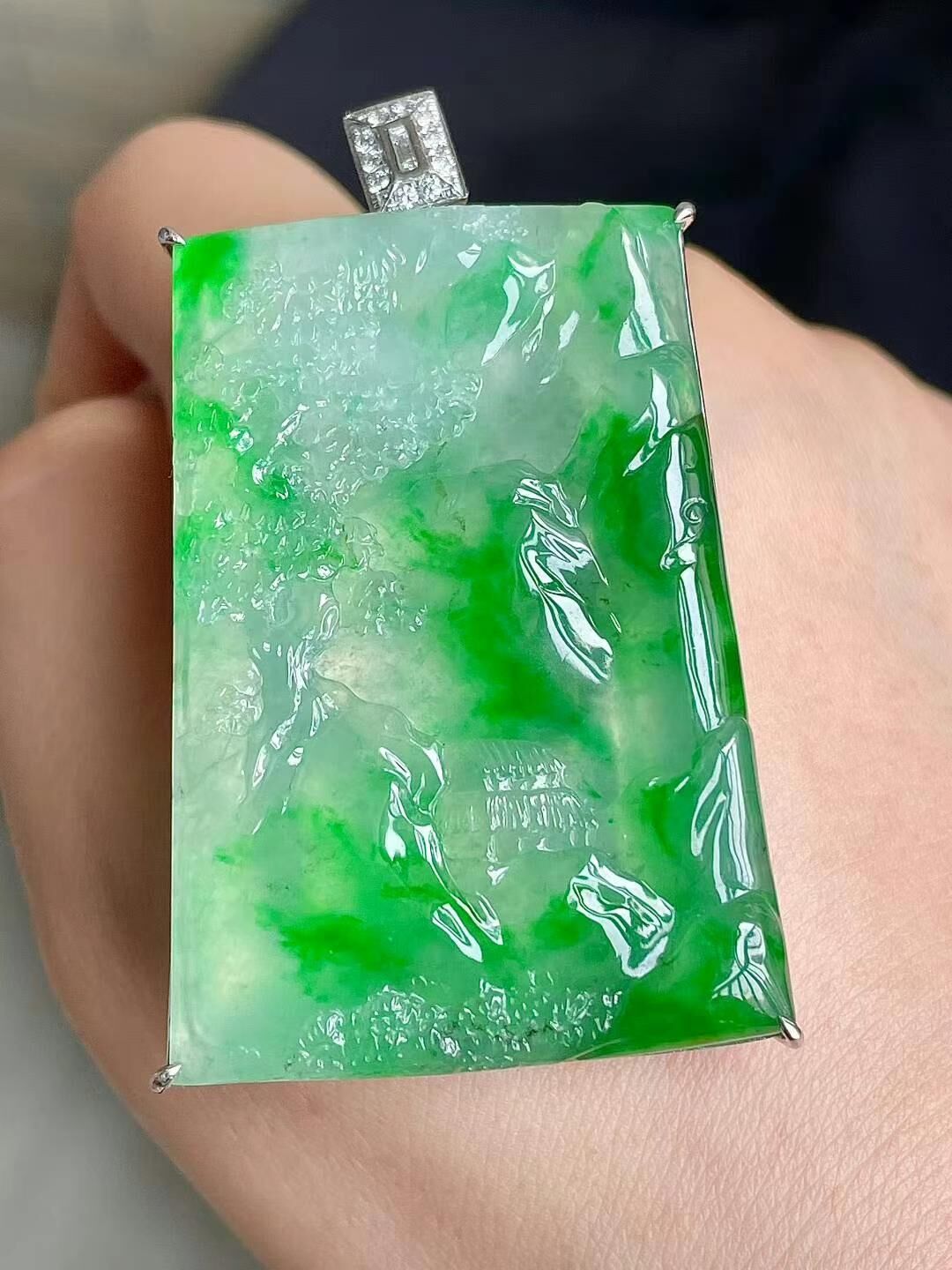 7125519 翡翠冰種陽綠山水牌吊墜