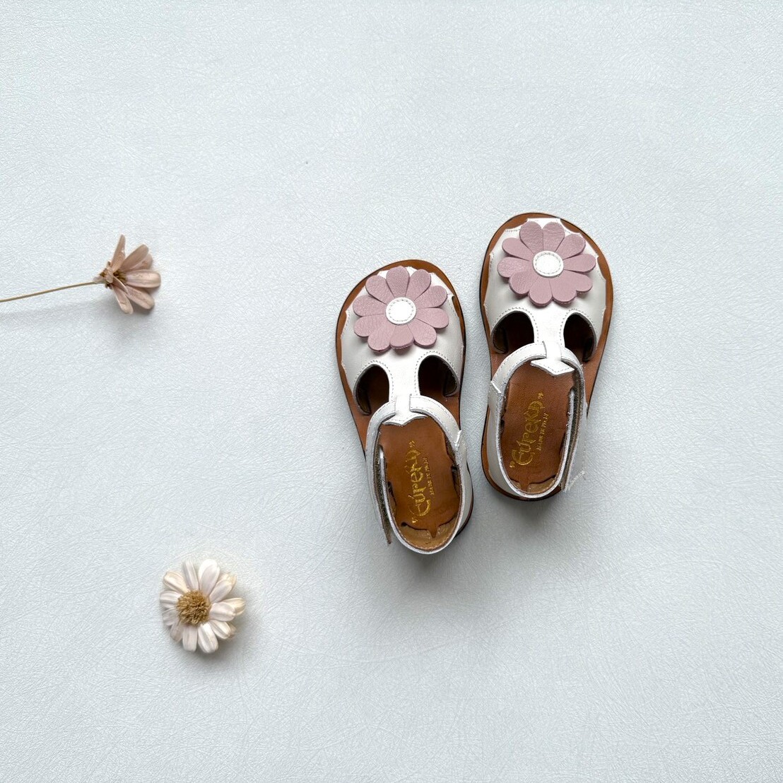 （預購）EUREKA 真皮雛菊T字涼鞋