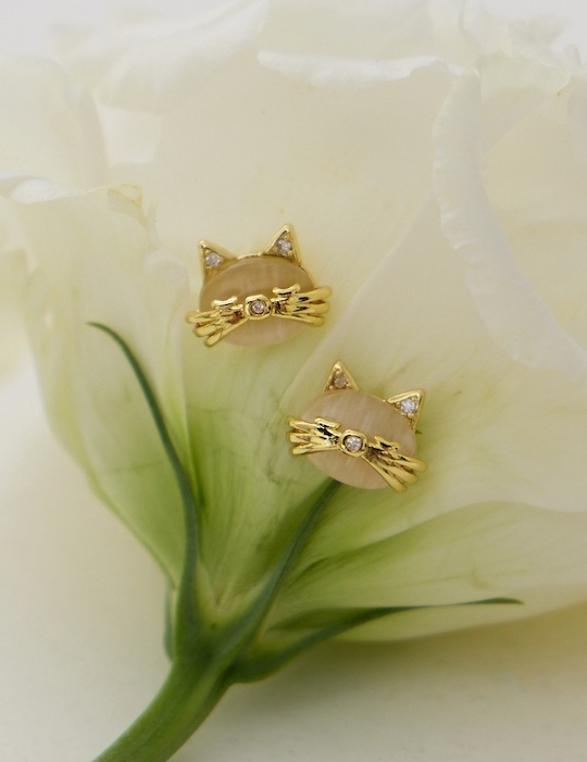 貓眼微光。銀針耳環