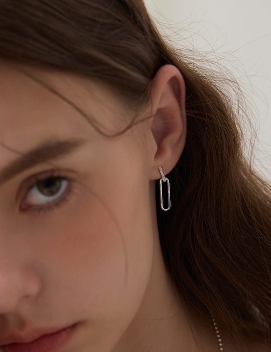 【925純銀】排線條幾何排鑽。針式耳環(銀)