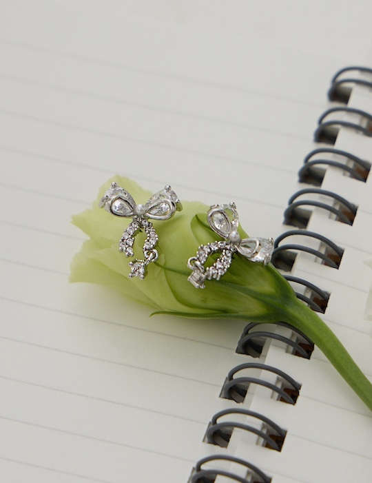 疊鑽蝴蝶結。銀針耳環(銀)