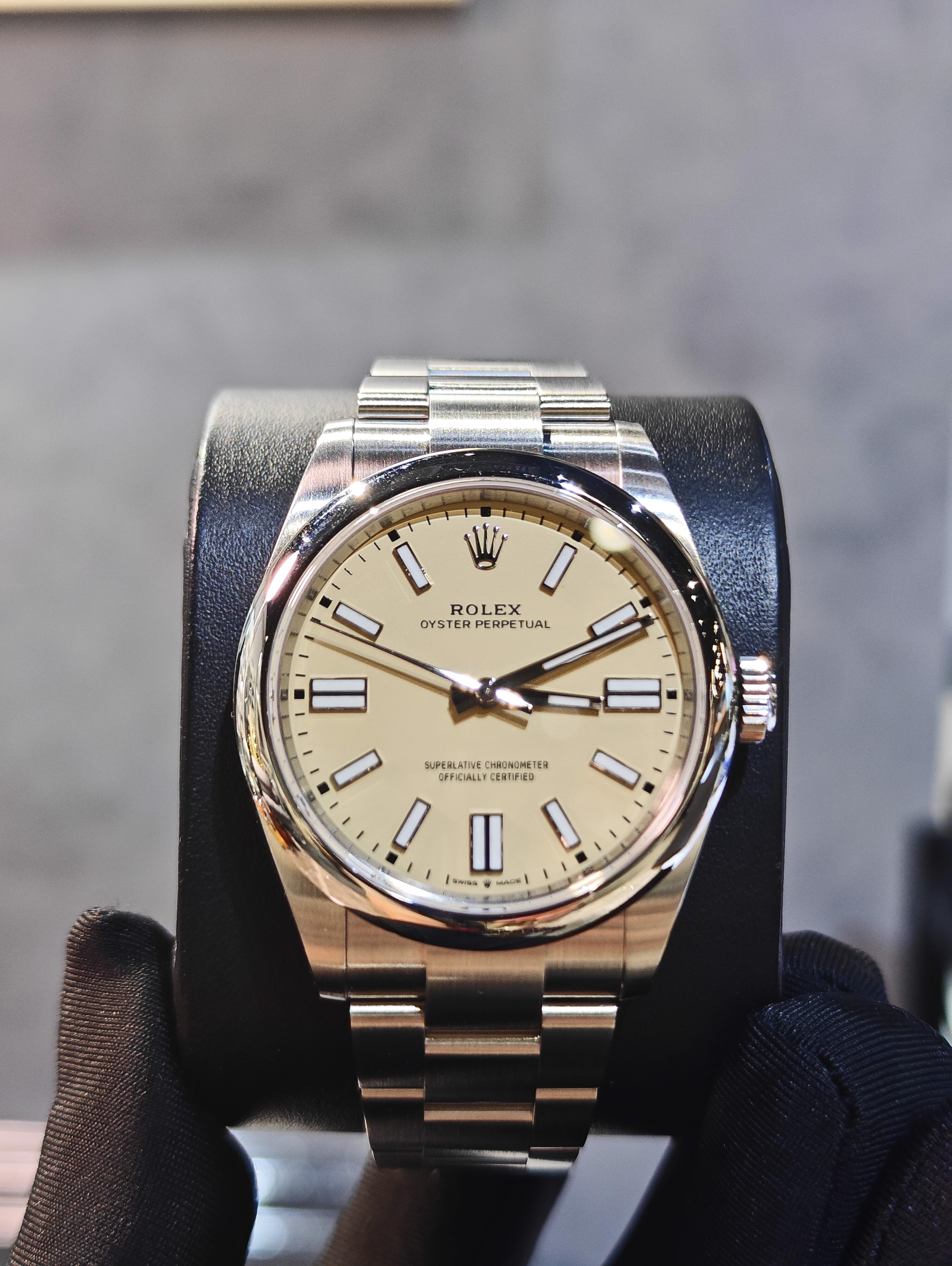 BRAND NEW ROLEX 134300 OYSTER PERPETUAL 41 WITH A BEIGE DIAL AND AN OYSTER BRACELET 41MM