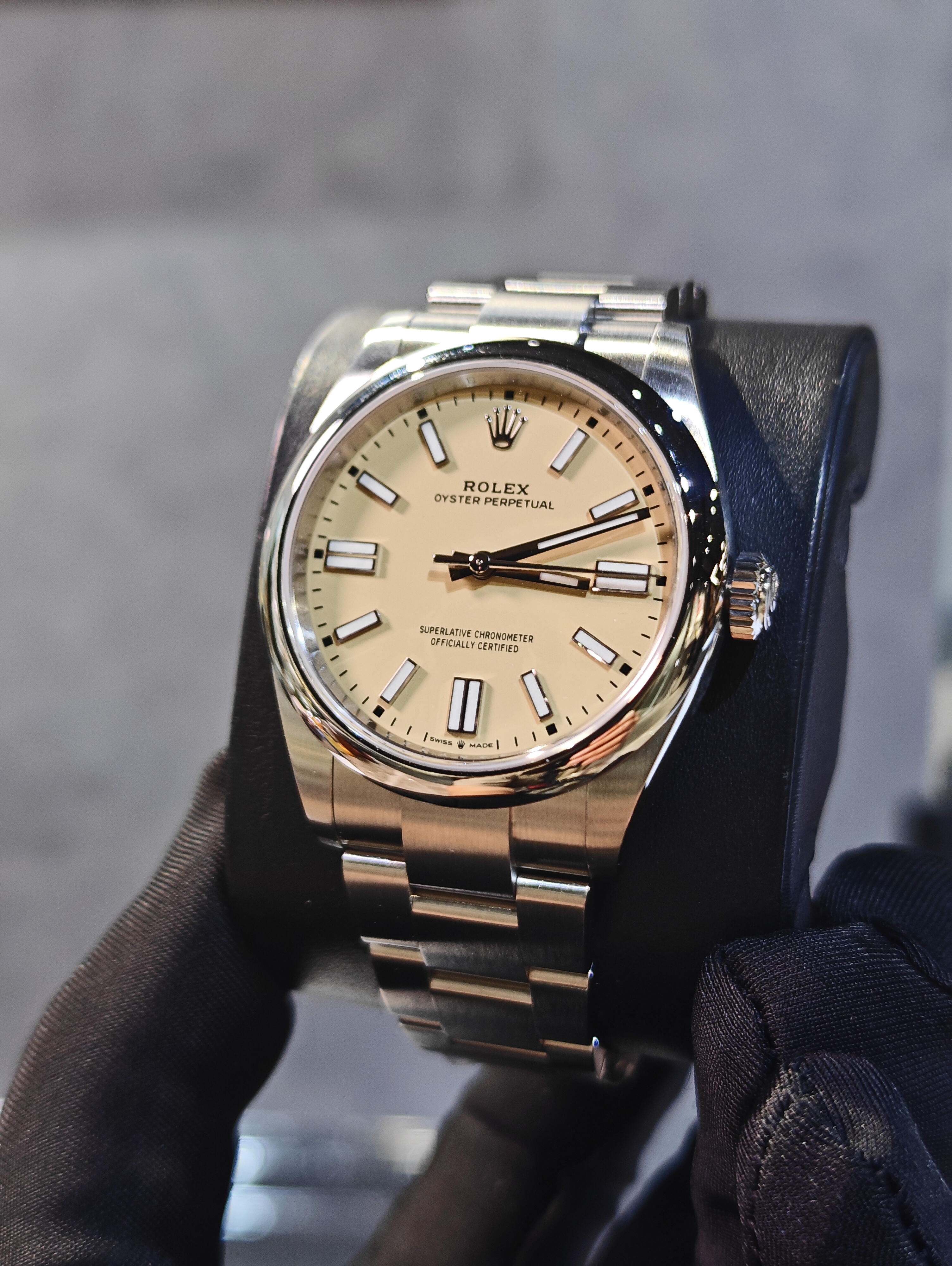 BRAND NEW ROLEX 134300 OYSTER PERPETUAL 41 WITH A BEIGE DIAL AND AN OYSTER BRACELET 41MM