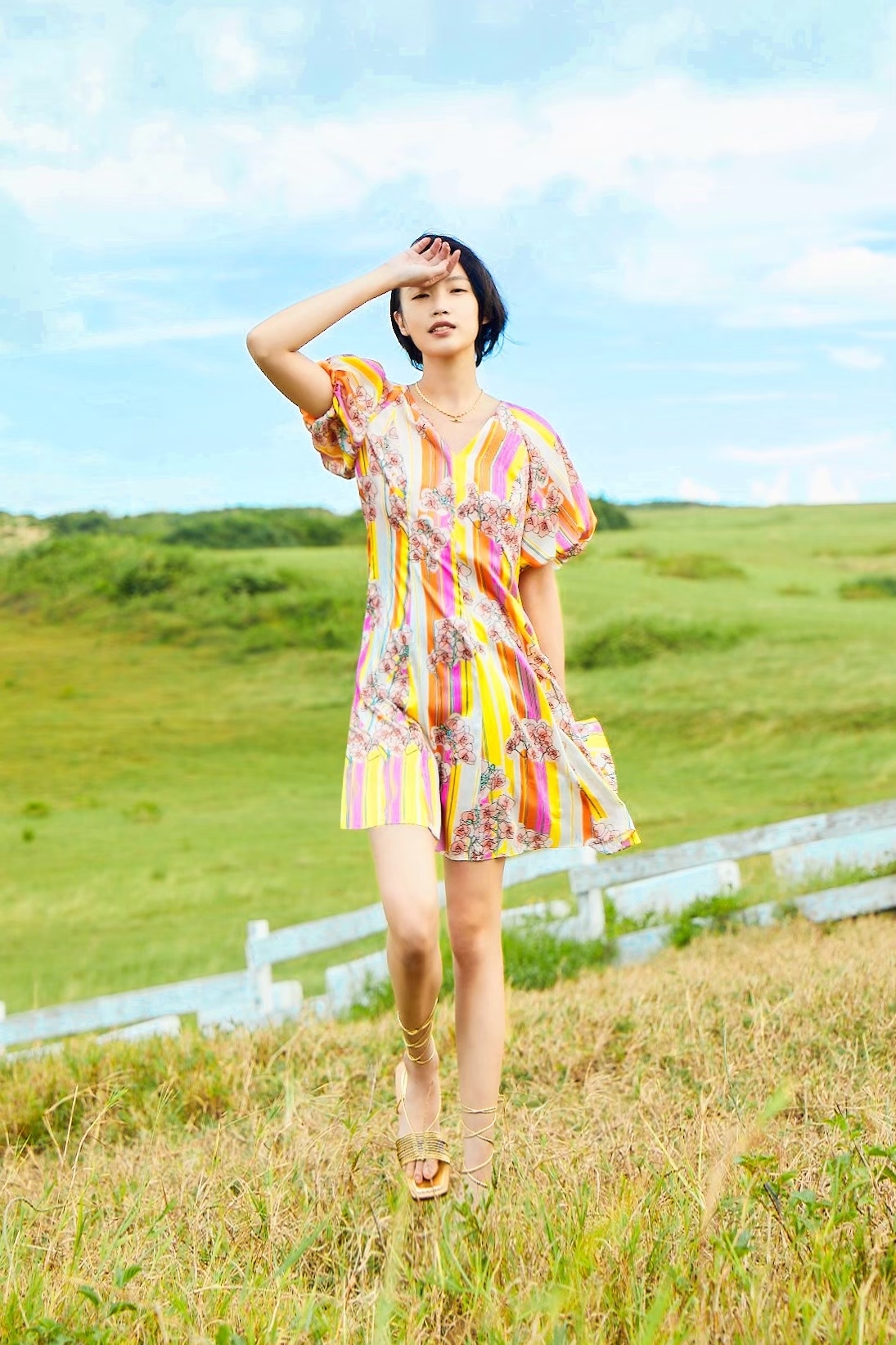 BC1EA020E1 陽光花園粉桔花條法式蓬袖連衣裙