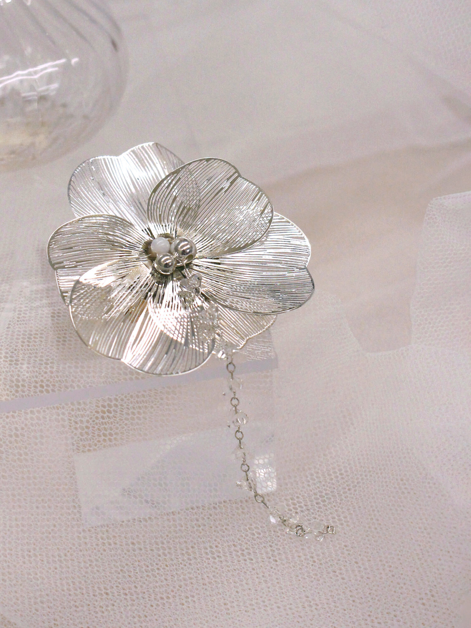 浮花。MUCHAT手作銀花水晶流蘇別針