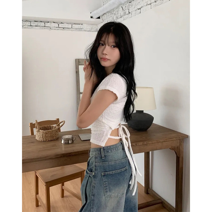 7W04 後綁帶小心機露腰肌理上衣 一色
