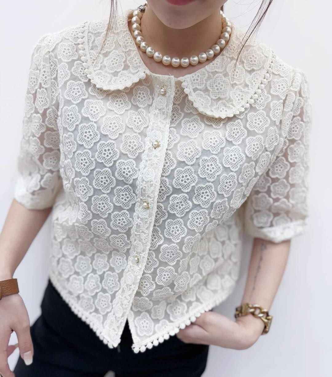 【氣質美人必備的雕花蕾絲造型上衣】(現貨)
