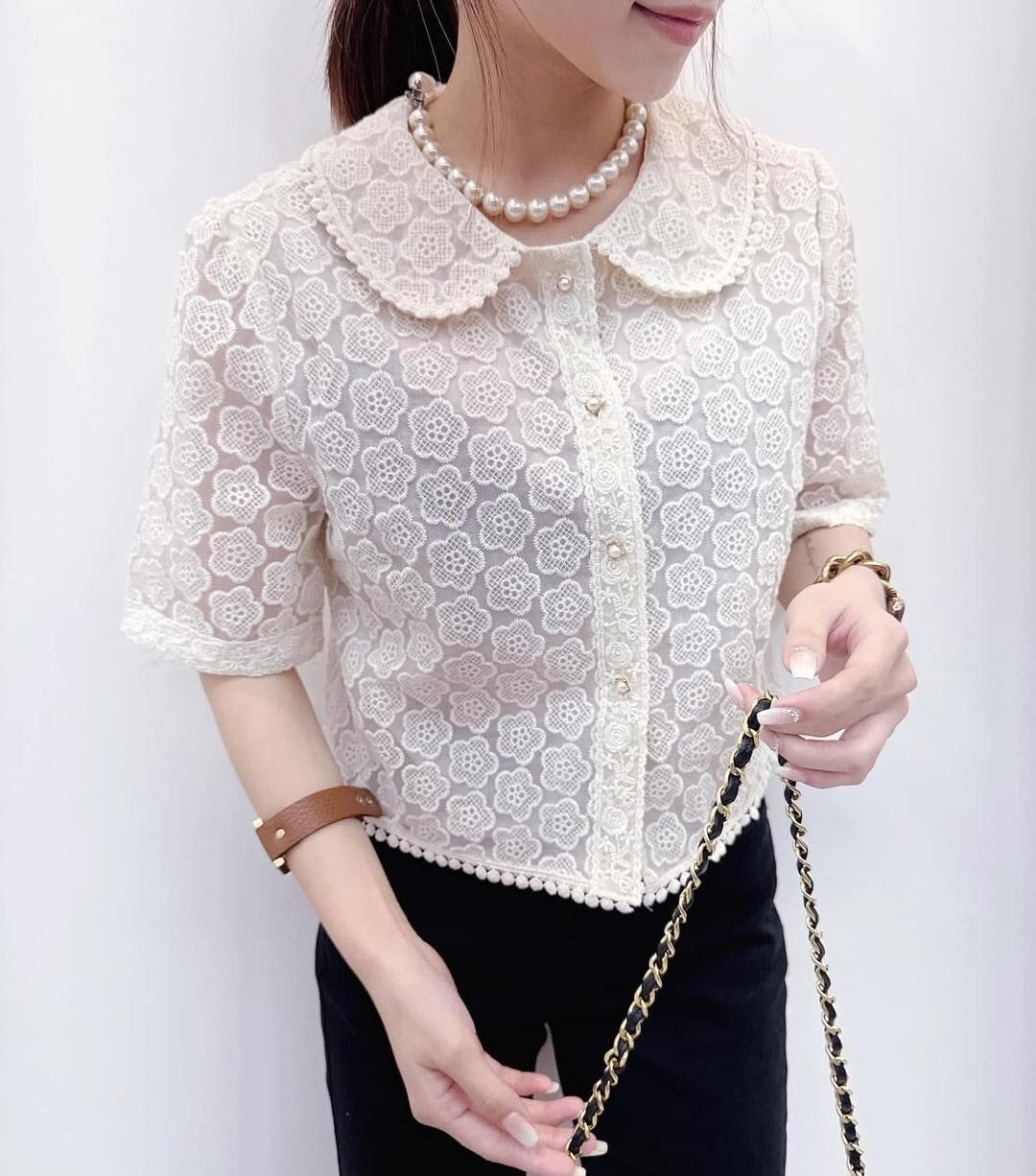 【氣質美人必備的雕花蕾絲造型上衣】(現貨)