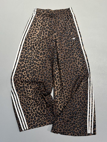 <豹走阿迪> Adidas 豹紋大長腿直筒寬褲