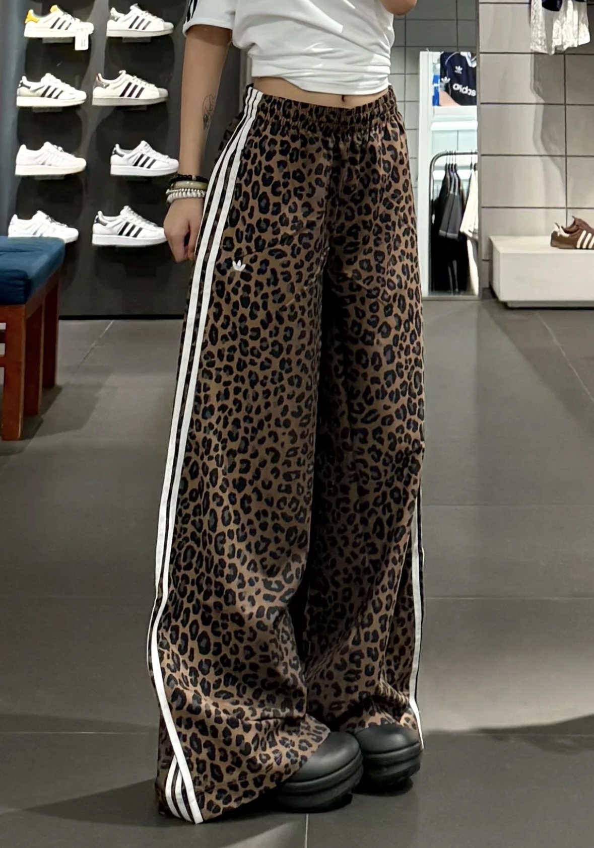 <豹走阿迪> Adidas 豹紋大長腿直筒寬褲