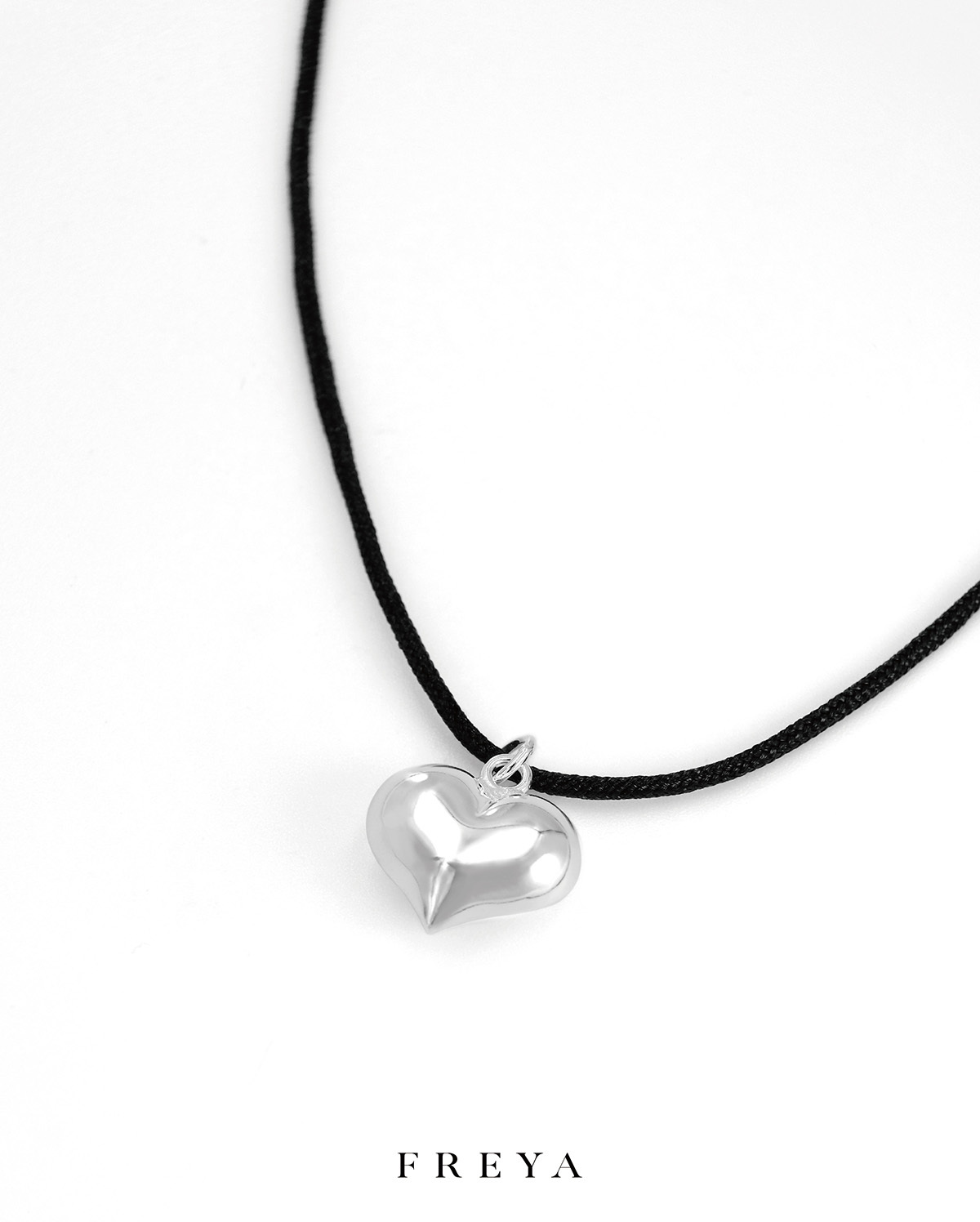 FREYA 黑繩澎澎愛心項鍊