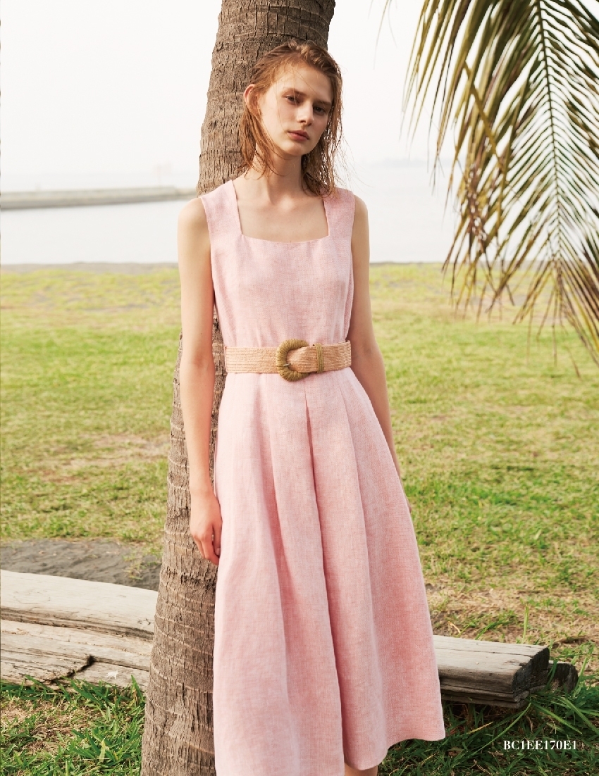BC1EE170E1 午後漫遊珊瑚紅亞麻復古優雅洋裝 (附腰帶)