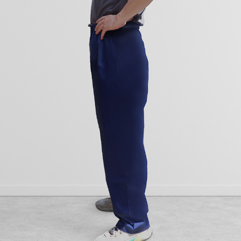 站立展示側面的時尚防水雨褲