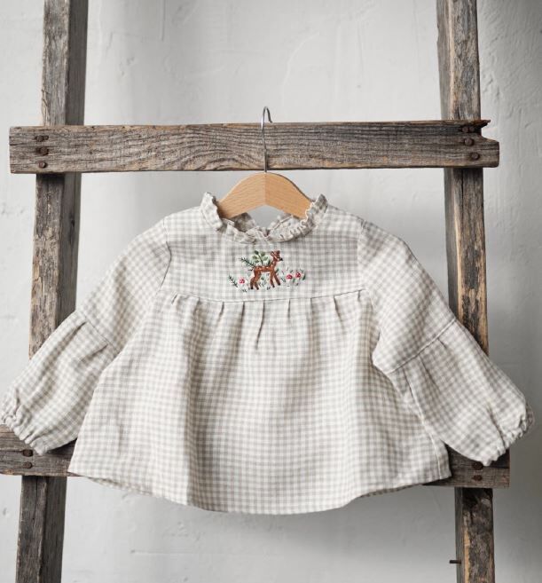 (預購)ALL THE BEAUTIFUL LINEN 後扣荷葉領刺繡上衣 SHORT RUFFLE TUNIC WITH BUTTON