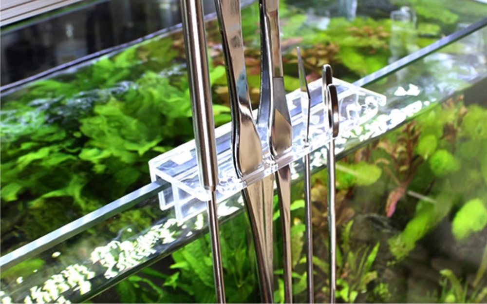 超透明壓克力，抗黃不變色。可輕鬆收納各式夾剪鏟，整齊陳列於水族箱一側，隨拿隨用，晾乾也超方便，尺寸小巧不佔空間，提升魚缸整潔度與質感