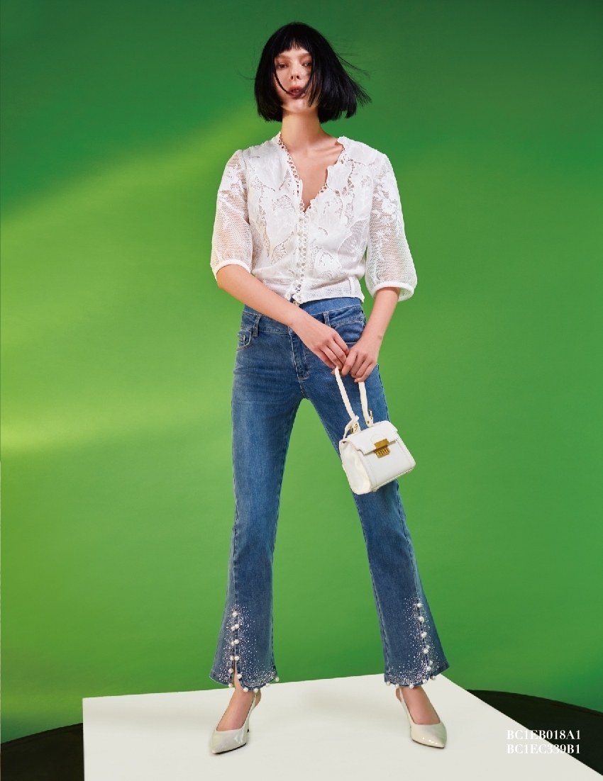 BC1EB018A1 法式生活短版蕾絲V領雕花上衣 (附綁帶)