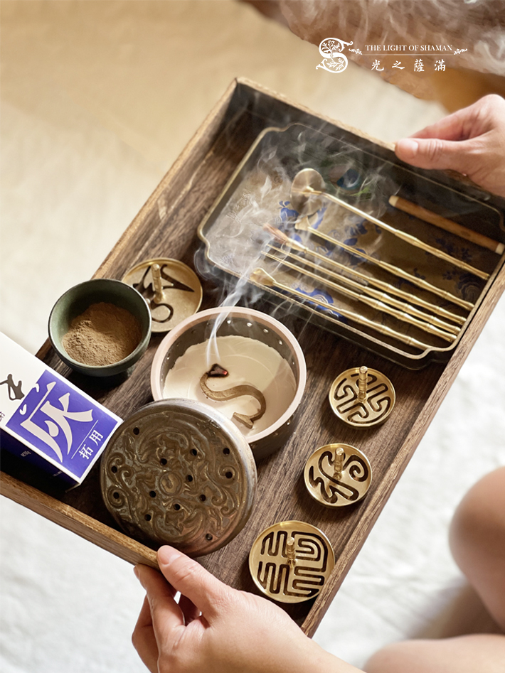 純銅香拓模具香道藝術 純銅打香篆香拓香印模具香道藝術 × 靜心儀式 一拓一印之間讓香氣化作願力 字型模具 -光之薩滿