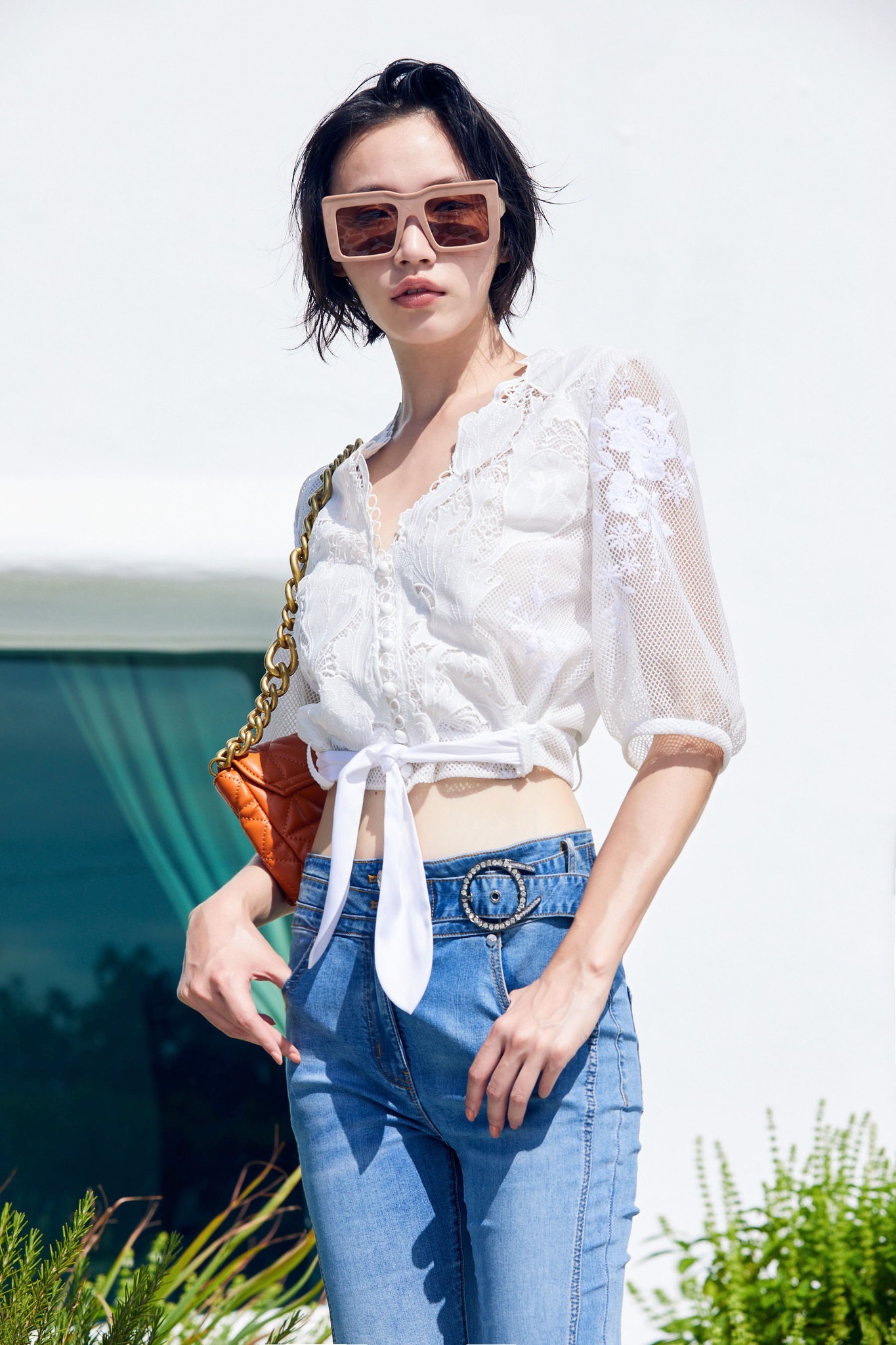 BC1EB018A1 法式生活短版蕾絲V領雕花上衣 (附綁帶)