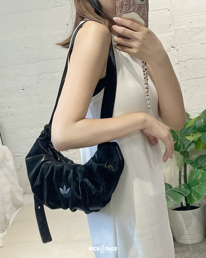 ADIDAS ORIGINALS CLOUD 黑 米白 可調節背帶 金屬LOGO 水餃包 雲朵包 腋下包 斜背包 肩背包【KC1419/KC1420】