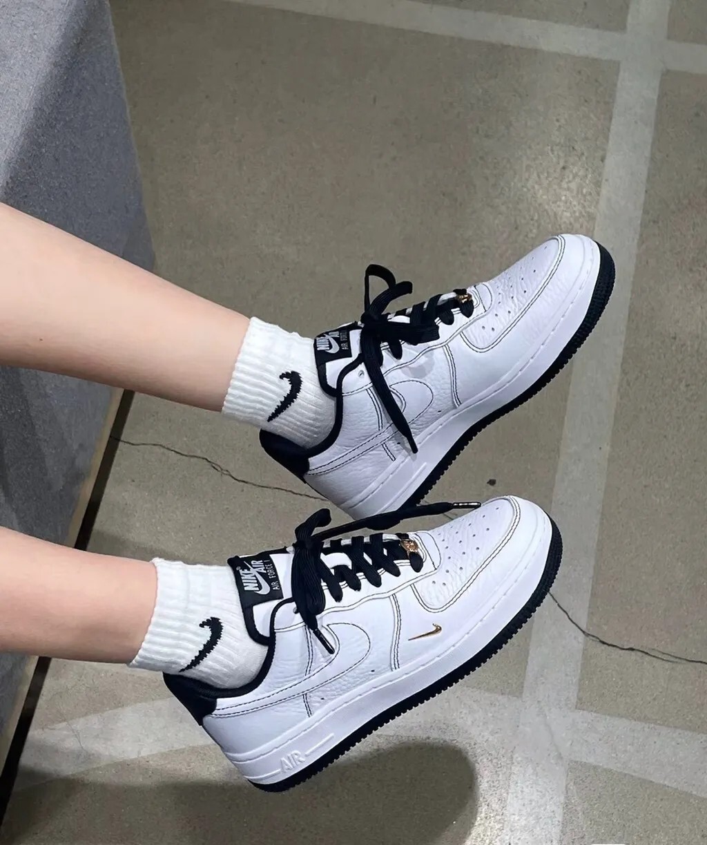 KTQ STORE ‧ NIKE Air force1 mini jewel 白黑小金勾 反車線 IB6543-101