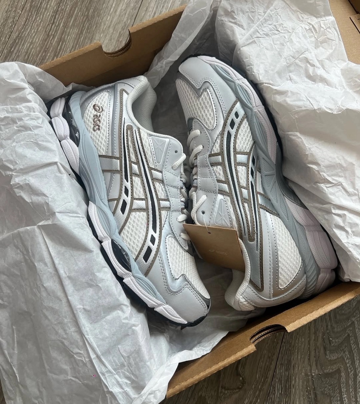 【現貨出清】Asics GEL-NYC 2055 米灰棕 男女慢跑鞋 舒適百搭款 老爹鞋 跑鞋 穿搭必備 灰白棕 復古休閒鞋 July25